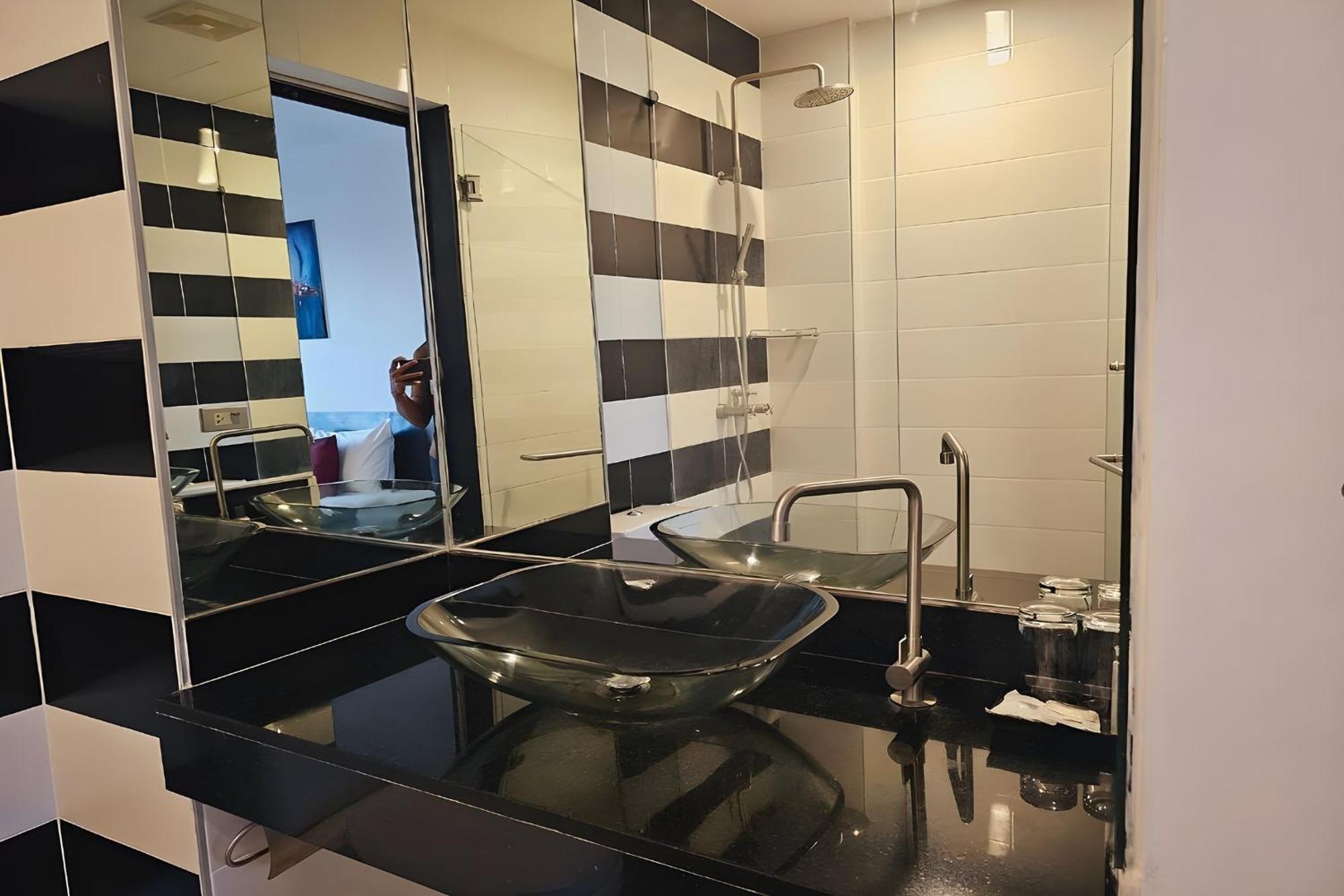 One World One Home Naiharn Hotel Rawai Exteriér fotografie